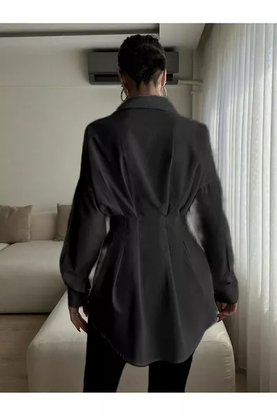 قميص أسود نسائي بأزرار وطيّات عند الخصر