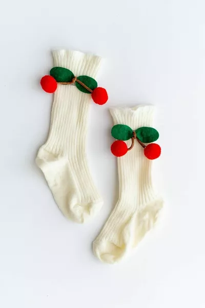 جوارب طفلة كريمية بكرز بطول الركبة