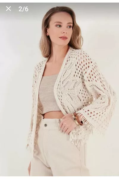 Quastenbesetzte, durchbrochene Strickjacke