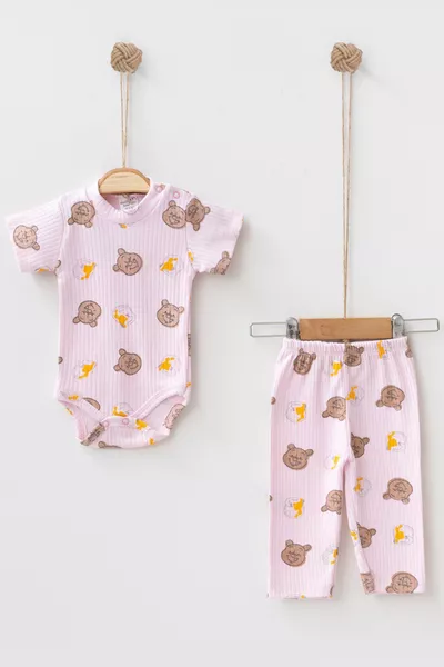 طقم طفلي مكون من قطعتين بزر مطبوع عليه دب صغير