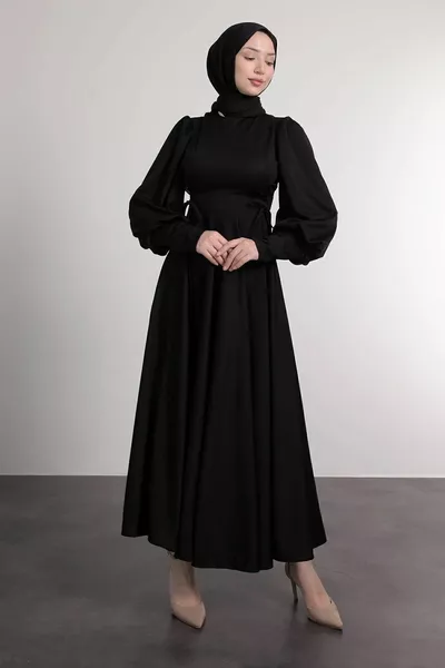 Abito coprente con lacci ai lati dalla vita