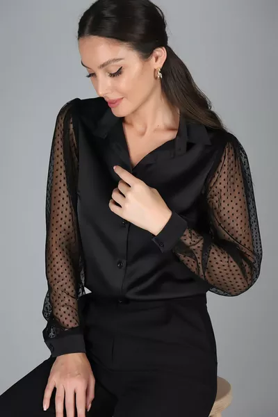Damenabendbluse aus schwarzem Satin mit Tüllärmeln