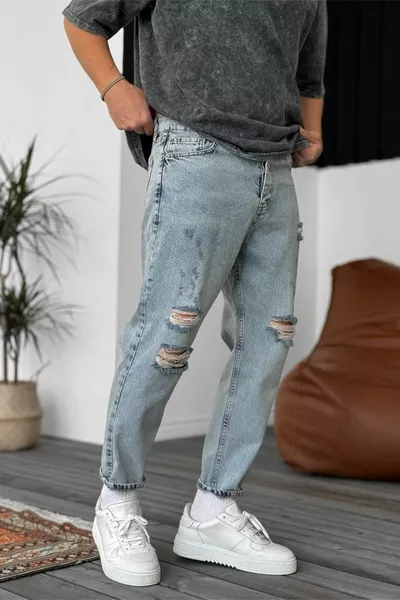 جينز أزرق رجالي بقصّة فضفاضة وتفاصيل ممزقة
