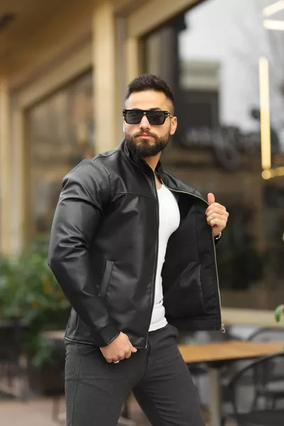 Мужская весенняя черная кожаная куртка