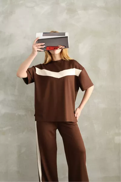 طقم رياضي قصير الأكمام من المودال بتفاصيل شريط مزخرف