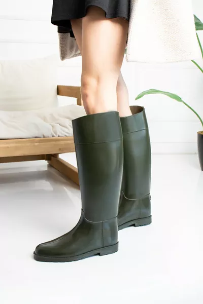 حذاء مطر نسائي مقاوم للماء باللون العسكري