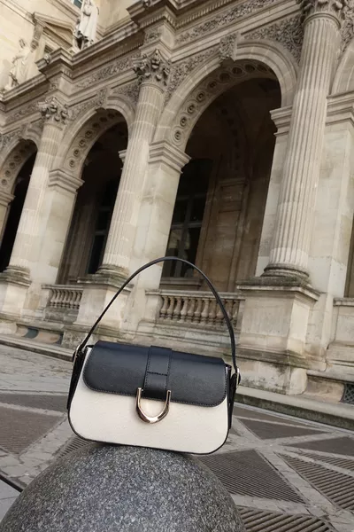 حقيبة يد وكتف نسائية من القماش قابلة للتعديل بحمالات، مزودة بإغلاق مغناطيسي وسحّاب 