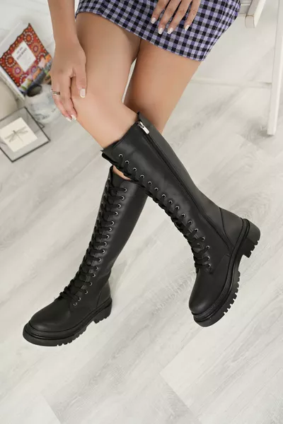Zwarte leren dameslaarzen met veters en zijrits, geschikt voor dagelijks gebruik