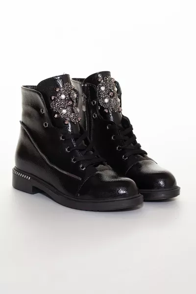 حذاء نسائي، حذاء أنيق حصري باللون الأسود مع أحجار. حذاء يومي ستايل ستون