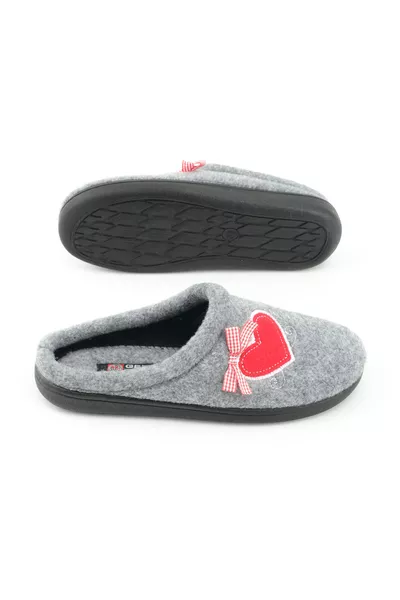 Dames winterhuis- en tuinpantoffels met comfortabele zool en hartjesborduursel van vilt