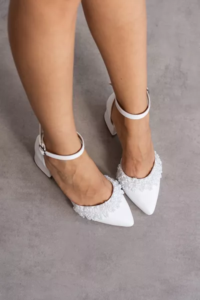 حذاء سهرة بتفاصيل خرز اللؤلؤ الأبيض