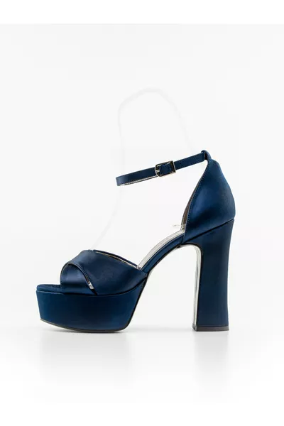 مضمون عدم الانزلاق، ساتان كحلي بارتفاع  سم. خفيف، ونعلَه مقاوم للانزلاق. مريح وموزون بشكل كبير.