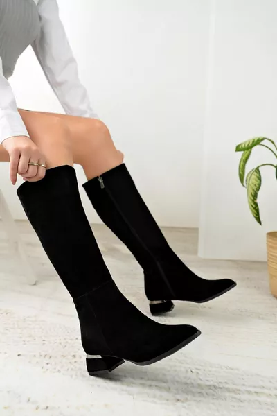 حذاء طويل بكعب عالية وتفاصيل سوستة وجانارفيز من الجلد السويدي الأسود