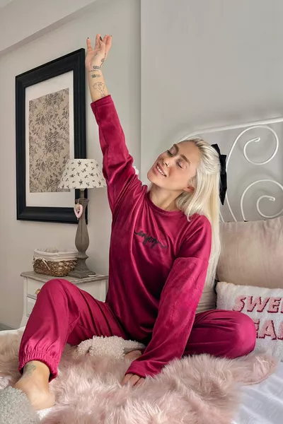 طقم بيجامة نسائي قطيفة حصرية بتصميم بورغندي