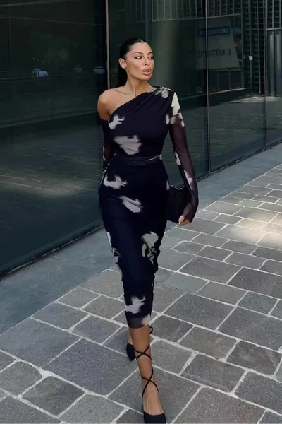 فستان تول مرن بأكتاف عارية من اللون الأسود مبطن بألوان