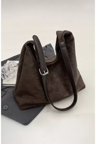 حقيبة كتف نسائية من الجلد المدبوغ البني الداكن مع إغلاق بزر