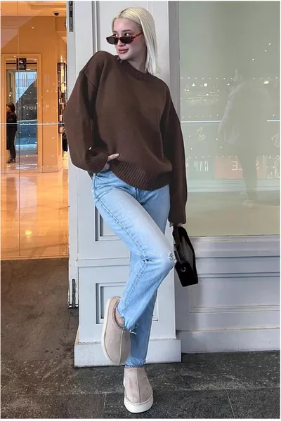 كنزة نسائية باللون البني oversized من الصوف - ياقة دائرية وملمس ناعم