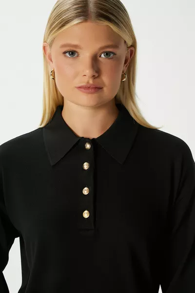 كنزة صوف بولو نسائية بتفاصيل أزرار ذهبية سوداء وملمس فاخر