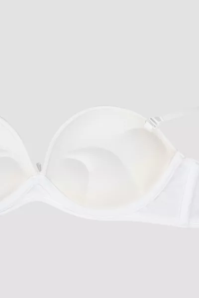 صدرية بيضاء مكشوفة من الأمام، مزودة بحشوة ودعامة داخلية، بكتف قصير وجاذبية مذهلة