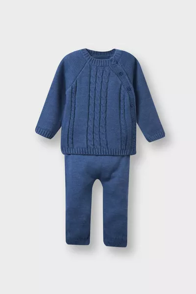 طقم رضّاع ولد مكون من قطعتين، سترة صوفية بأزرار وأكمام طويلة بنقشة محبوكة، وبنطلون صوف مطاطي عند الخصر A