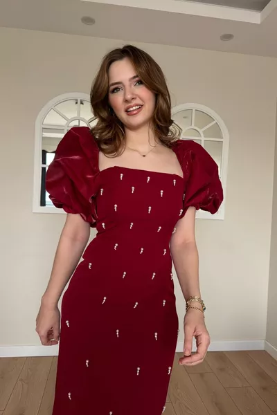 فستان بيرا بورغندي طويل بتفاصيل حجرية وياقة مربعة