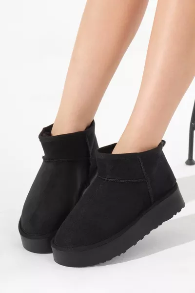 حذاء نسائي أسود بطبقة سميكة مع قاعدة بوليمر وداخل مبطن بالفراء بمظهر الشامواه