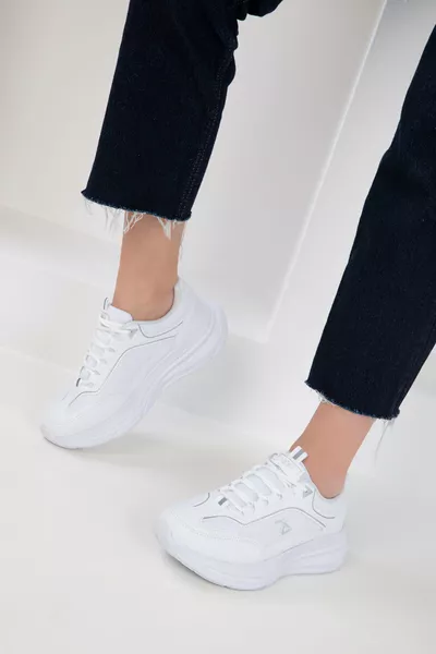 حذاء نسائي رياضي أبيض 