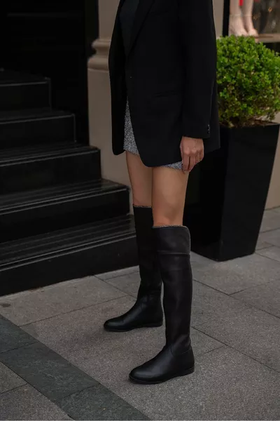 حذاء نسائي طويل من الجلد أسود بتفاصيل حجرية