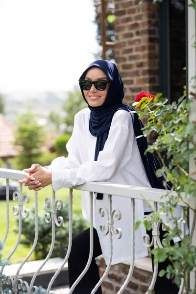 وشاح جاهز عملي من القماش المخلوط باللون الأزرق الداكن