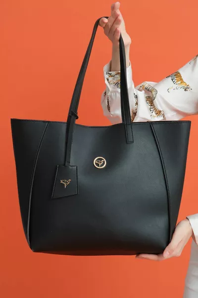 حقيبة كتف نسائية كبيرة الحجم صوفيا بسحّاب واسع وجيوب مغلقة بمغناطيس