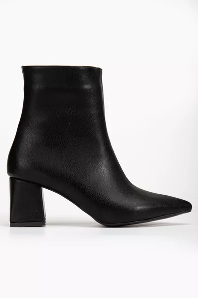 حذاء نسائي أسود بكعب عريض وطرف مدبب وسحّاب جانبي