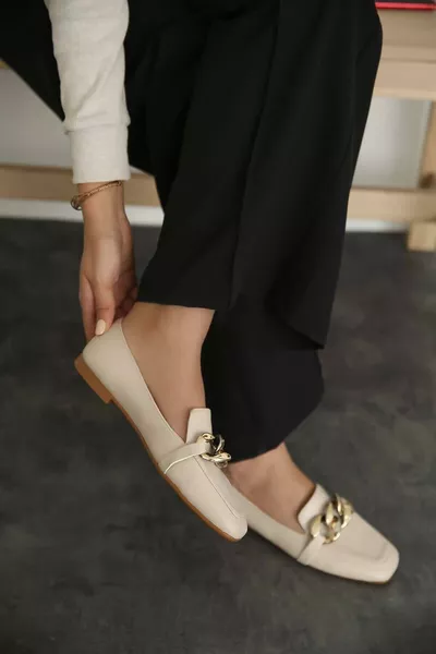 حذاء نسائي مسطح من الجلد البيج