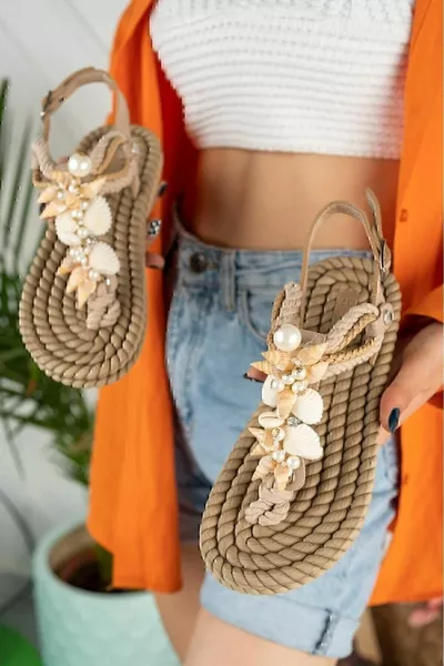 صندل نسائي بحبال من الخيزران بأصابع البحر