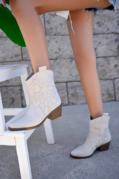 حذاء كاوبوي نسائي من الجلد البيج مطرز بكعب قصير