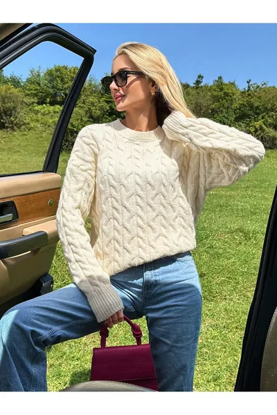 كنزة نسائية محبوكة بقصة ضفيرة