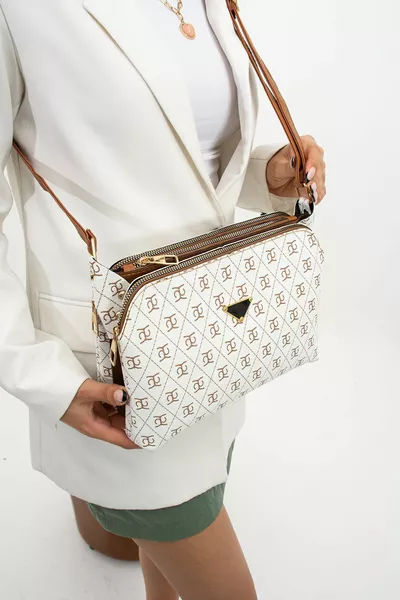 حقيبة عالية الجودة بيضاء اللون مزينة بنقشة الجمبري، مقسمة إلى ثلاثة أقسام ومزودة بحزام كتف عرضي