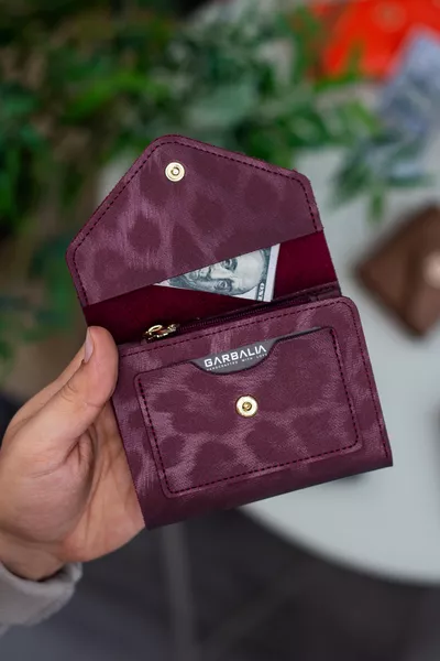 Portefeuille femme mini en cuir végétalien avec motif léopard bordeaux, porte-monnaie avec oeillet pour pièces et plusieurs emplacements pour cartes