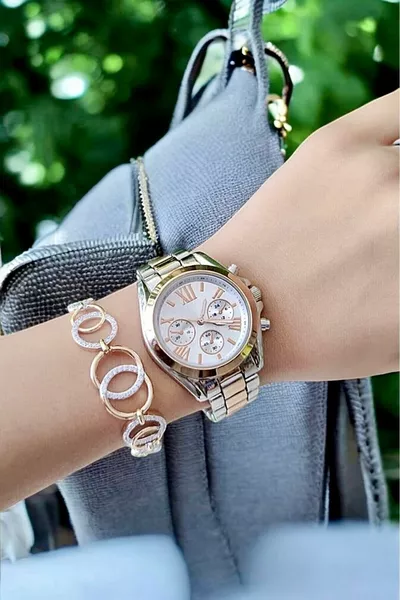 ساعة يد تناظرية