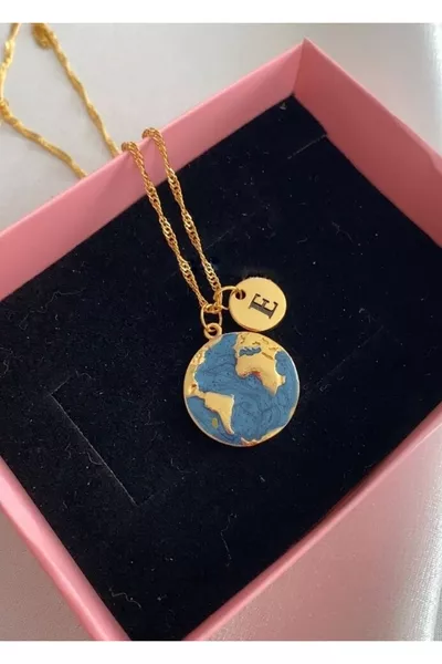 قلادة على شكل كرة أرضية مطلية بالمينا باللون الأزرق الداكن بحرف E