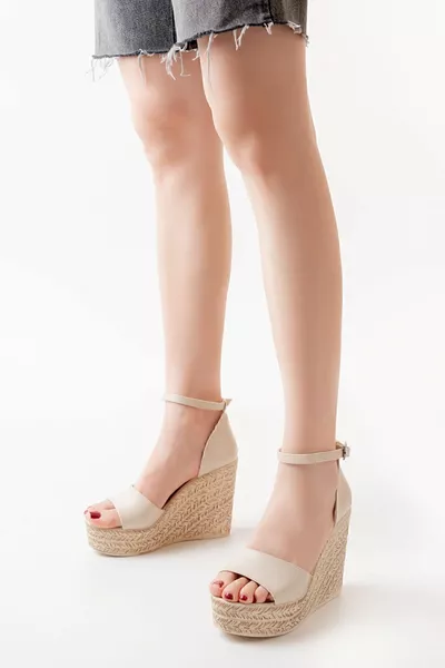 حذاء نسائي بكعب عالٍ مع حشوة كريم وراحة كعب  سم