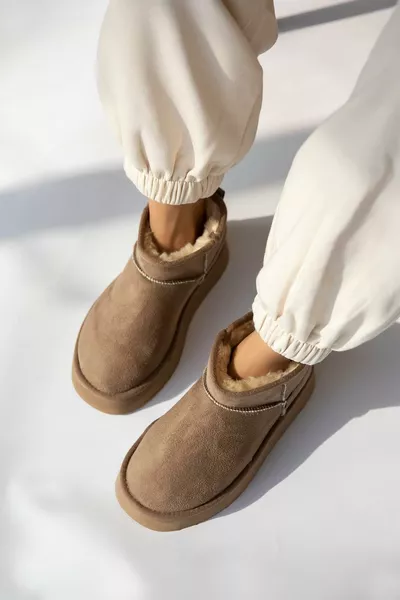 حذاء نسائي توما بطانة فروية ونعل سميك وشبه حذاء من الجلد السويدي بلون البيج