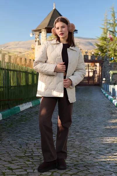 معطف مبطن بأزرار وتصميم متموج على شكل خط مائي واسع