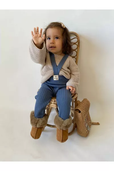 Gestrickte Baby-Leggings mit Trägern