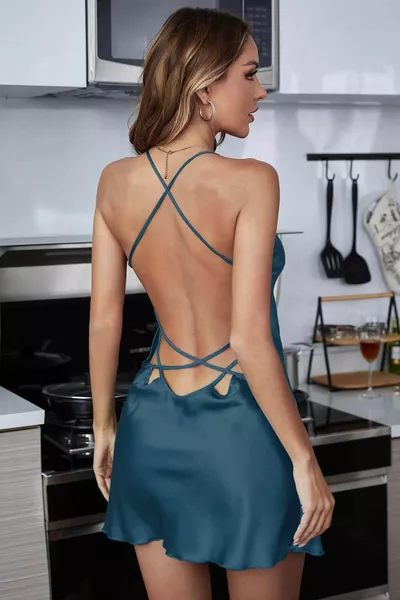 Nuisette en satin avec dentelle brodée et dos décolleté