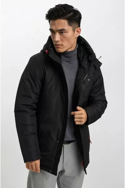 سترة شتوية للرجال باللون الأسود مبطنة بخيوط الجل مع جيوب داخلية مقاومة للماء والرياح بغطاء للرأس