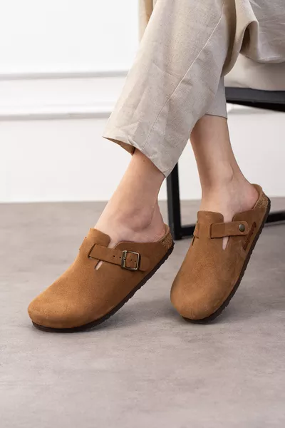 شبشب أوسلو بنعل من الجلد المدبوغ الصناعي مصمم بشكل تشريحي