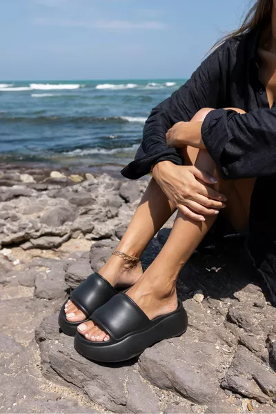 MCGİNE FEMME NOIR TONGS EN EVA À SEMELLE HAUTEUR 5 CM POUR LA PLAGE ET QUOTIDIEN