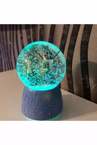 Средно голяма музикална светеща снежна топка с щастливи влюбени