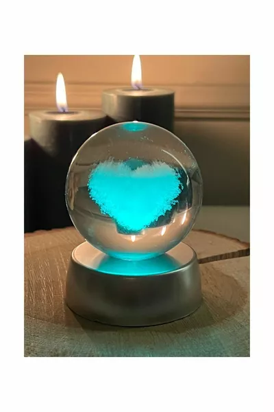 Стъклена топка със светлинно сърце