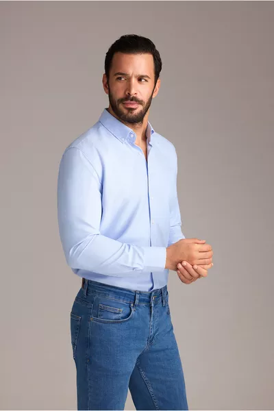 قميص بأكمام طويلة، قصّة ضيقة، ياقة بأزرار، قماش أكسفورد قطني، سهل الكي